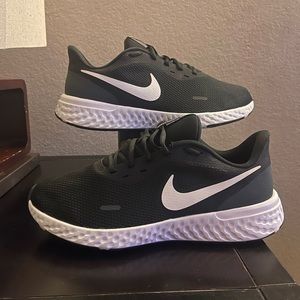 Nike Revolution 5 running shoes